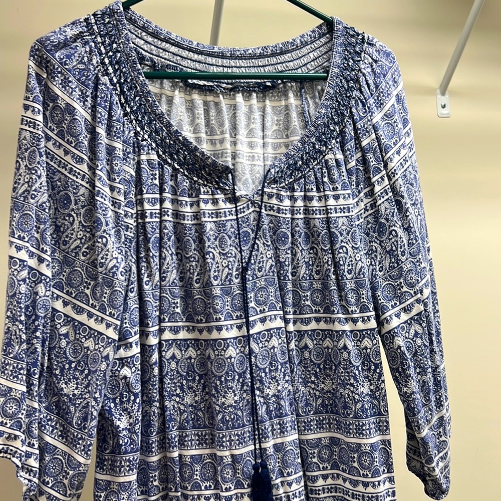 Blue/white top